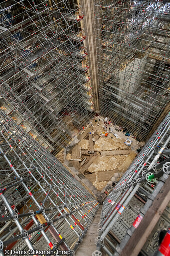 Vue générale de la fouille à la croisée du transept de la cathédrale Notre-Dame de Paris, en 2022.  Son sol a révélé des vestiges d’une qualité scientifique remarquable.