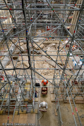 Vue générale de la fouille de la cathédrale Notre-Dame à la croisée du transept.  Son sol a révélé des vestiges d’une qualité scientifique remarquable.