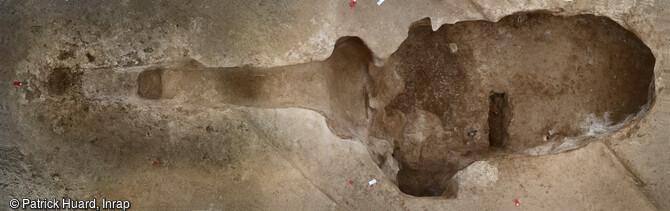Vue de l'architecture de l'hypogée du Néolithique mis au jour en 2019 à  Saint-Memmie (Marne) avant la découverte des ossements. Depuis l'entrée à gauche, un couloir de 3,8 mètres mène à une antichambre d'une largeur d'1,4 mètre sur 1 mètre de longueur. Elle donne accès, par une sorte de porte hublot à la chambre funéraire de 6m2 où sont inhumés les corps. 