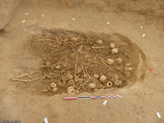 Vue sur la chambre funéraire de l'hypogée du Néolithique mis au jour en 2019 à Saint-Memmie (Marne). Fouille du premier niveau d'ossements denses et imbriqués, réunissant des hommes et des femmes ainsi que des nourrissons, et des enfants.  