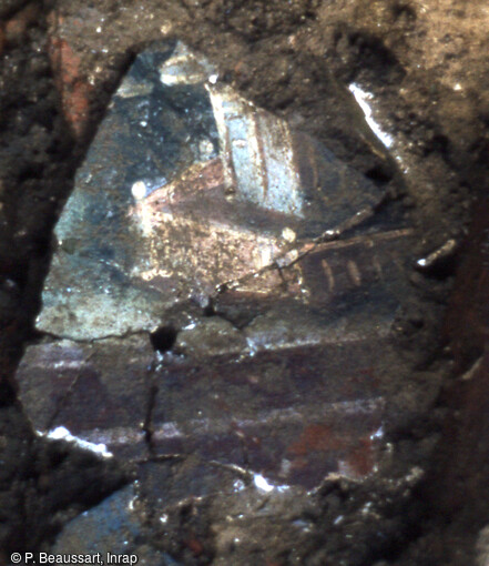 Fragment d’enduit peint représentant un temple sur podium découvert lors des fouilles de la parcelle AC69 en 1983.