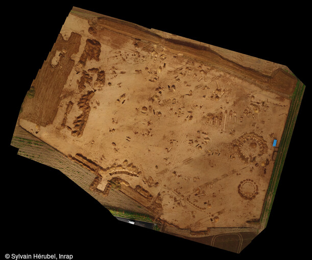 Vue aérienne réalisée par drone du secteur d'un des groupes funéraires de l'âge du Bronze ancien à Giberville (Calvados) en 2020. A droite, apparaissent les cercles funéraires, au milieu l'emplacement des différentes tombes, notamment la tombe princière. 