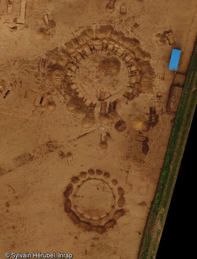Vue aérienne réalisée par drone des deux cercles funéraires fossoyés de l'âge du Bronze ancien à Giberville (Calvados) en 2020. 