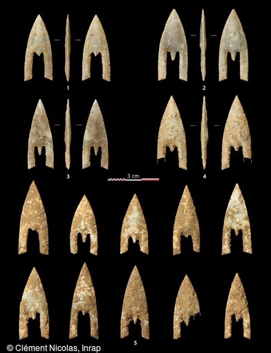 Pointes de flèche de type armoricain (sous-type Limbabu, ogivales longues) retrouvées dans la tombe princière de l'âge du Bronze (vers 1800-1600 avant notre ère) de Giberville (Calvados) en 2020. Ces pointes de flèches caractèristiques du Massif armoricain et de ses marges attestent d'une véritable maitrise du travail du silex. Elles sont associées à une élite sociale. 