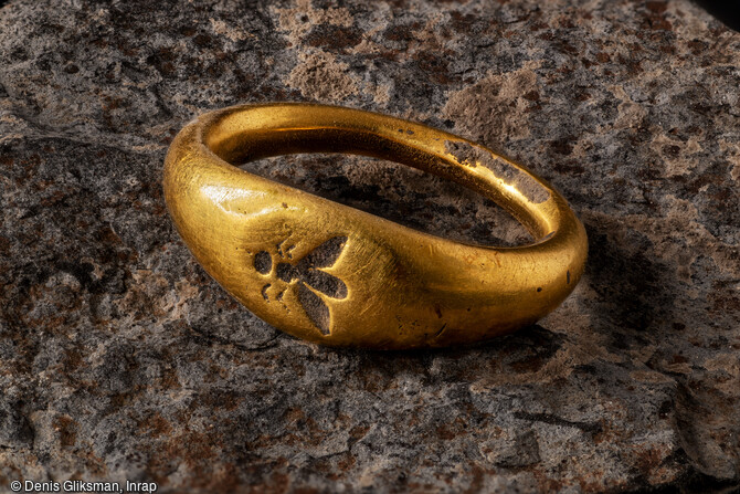 Bague en or, à chaton orné d'une abeille, découverte dans la nécropole antique de Narbonne (Aude) en 2019.