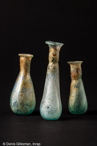 Balsamaires (fioles à parfum) en verre, découverts dans la nécropole antique de Narbonne (Aude) en 2019. Ils étaient fréquemment utilisés dans les rites funéraires romains. 