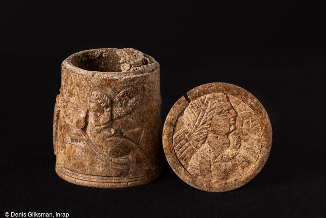Pyxide (petite boîte cylindrique avec son couvercle) en os sculpté, découverte dans la nécropole antique de Narbonne (Aude) en 2019.