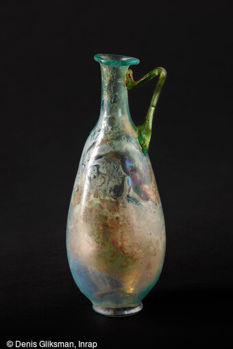 Flacon ansé en verre découvert dans la nécropole antique de Narbonne (Aude) en 2019.