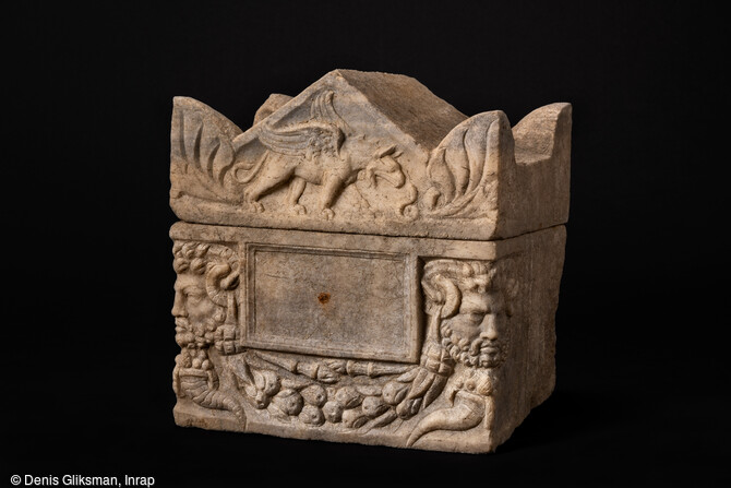 Coffre ossuaire en marbre retrouvé dans la nécropole antique de Narbonne (Aude) en 2019.