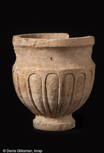 Vase ossuaire en calcaire mis au jour dans la nécropole antique de Narbonne (Aude) en 2019.