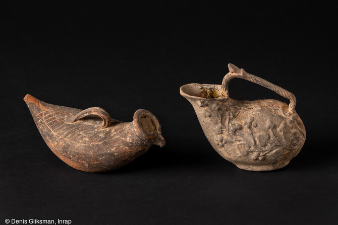 Askos et vase verseur en terre cuite décorés, retrouvés dans la nécropole antique de Narbonne (Aude) en 2019.