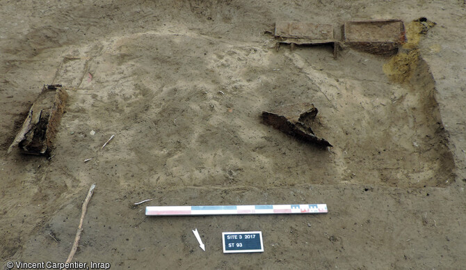 Abri britannique enterré en cours de fouille à Blainville-sur-Orne (Calvados). Les angles sont renforcés au moyen de caisses de munitions d'artillerie vides et de sacs de sable (en jaune). Il contient en outre des vestiges de fuselage de planeur. 