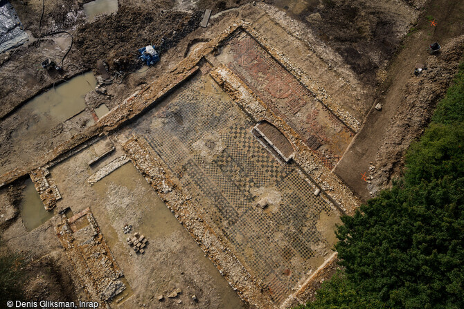 Vue aérienne de la résidence aristocratique des évêques de Thérouanne à Saint-Martin d'Hardinghem (Pas-de-Calais) datant du second Moyen Âge. Outre une cuisine et une galerie-couloir, elle présente une salle d'apparat de 144m2 équipée d'une cheminée monumentale semi-encastrée. Son sol est couvert de carreaux de pavage décorés. 