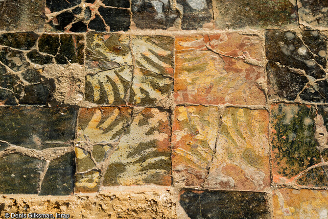 Détail de carreaux de pavage à motif d'aigle de la résidence aristocratique des évêques de Thérouanne à Saint-Martin d'Hardinghem (Pas-de-Calais) datant du second Moyen Âge.