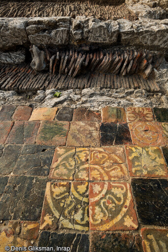 Carreaux de pavage à motif de rinceaux de la résidence aristocratique des évêques de Thérouanne à Saint-Martin d'Hardinghem (Pas-de-Calais) datant du second Moyen Âge.