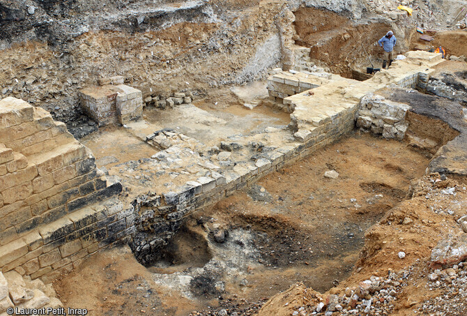 L'ancienne gare du Pecq (Yvelines) en cours de fouille en 2017. Il s'agit de soubassement (caves et fondations) de l'aile nord du bâtiment de la gare. 