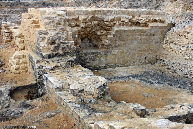 L'ancienne gare du Pecq (Yvelines) en cours de fouille en 2017. Vue de la cave voûtée de l'aile nord. 