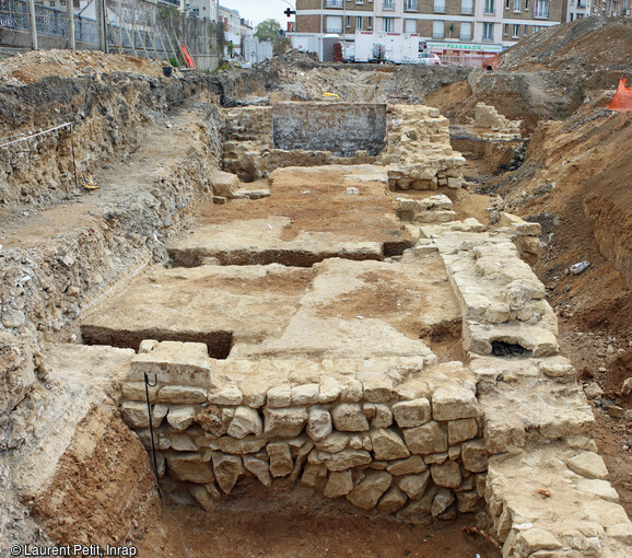 L'aile nord du bâtiment de l'ancienne gare du Pecq (Yvelines) en cours de fouille en 2017. Au premier plan, un mur de refend et son arc de décharge. Au fond la latrine de la gare. 