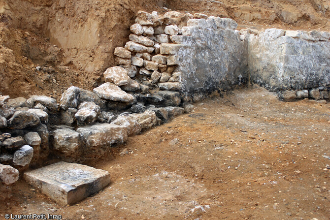 L'ancienne gare du Pecq (Yvelines) en cours de fouille en 2017. Murs de contrescarpe du soubassement des voies ont étés découverts. Situés sous les quais, ils retenaient la poussée du talus soutenant les rails et le poids des trains. 