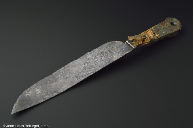 Couteau en fer de grande taille, 15e siècle, découvert lors de la fouille de la Zac Pasteur à Besançon (Doubs) entre 2010 et 2011.