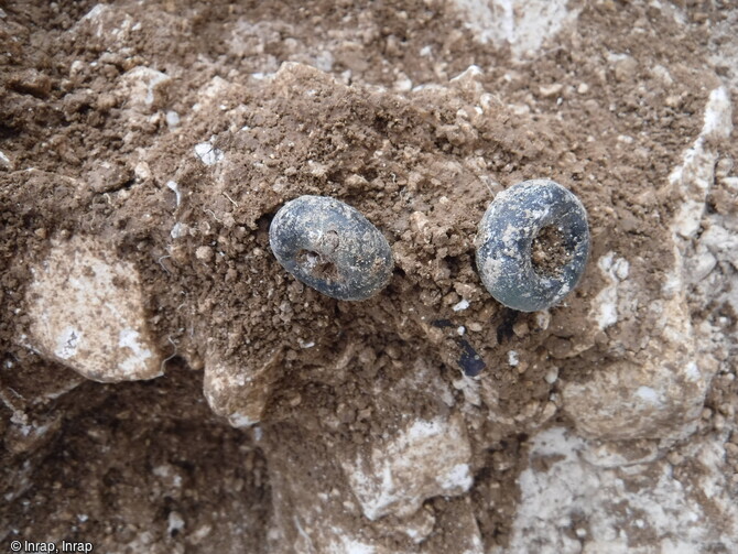 Perles de verre bleu déposées en offrande dans une tombe à incinération de La Tène C2-D1 mise au jour dans la nécropole gauloise  de Saint-Sauveur (Somme) en 2021. 