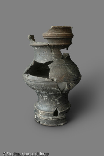 Vase inédit d'époque romaine mis au jour lors de la fouille à Saint-Sauveur (Somme) en 2015.