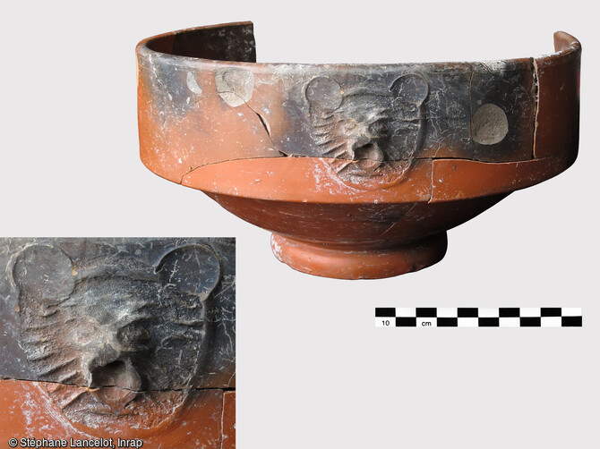 Mortier orné d'une applique représentant un mufle de lion, époque romaine, mis au jour lors de la fouille à Saint-Sauveur (Somme) en 2015.