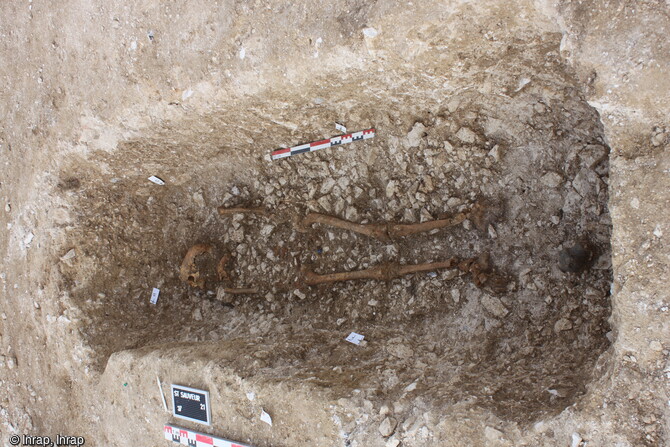 Inhumation romaine du 3e siècle de notre ère, mise au jour lors de la fouille à Saint-Sauveur (Somme) en 2021. A noter le vase déposé au pied du défunt et le coffrage en bois du cercueil. 
