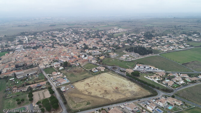 Vue aérienne du site de fouille du village ceinturé du Néolithique final et du Bronze ancien à Saint-Geniès-de-Fontedit (Hérault) en 2022.