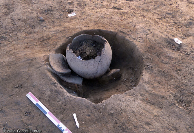 Vase du Néolithique déposé dans une petite fosse découvert lors de la fouille de Saint-Geniès-de-Fontedit (Hérault) en 2022. 