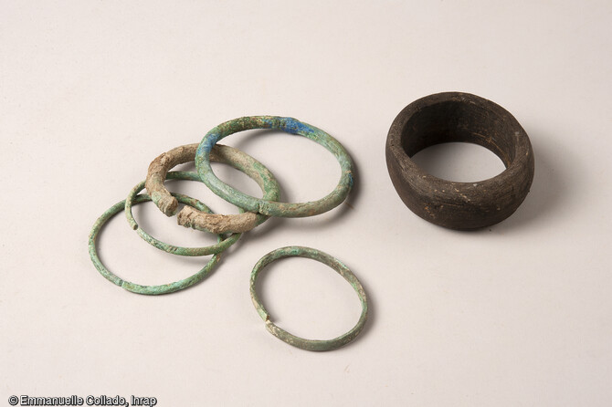 Bracelets en alliage cuivreux et en lignite (en haut à droite)  retrouvés sur des défunts dans la nécropole de l'âge du Fer à Blainville-sur-Orne (Calvados) en 2021. Leur diamètre est compris entre 5 à 10 cm. 