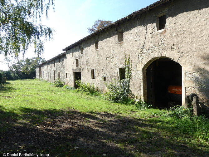 Vue générale des sondages réalisés aux alentours du corps de ferme 16e/19e siècle du château de Marigny à Fleurville (Saône-et-Loire, concernés par le projet de réhabilitation  en 2021. 