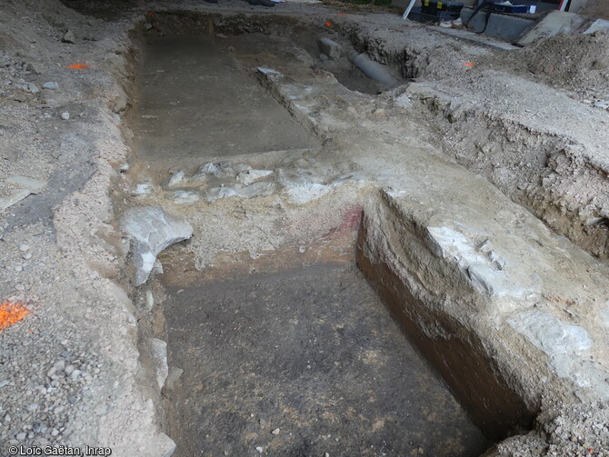 Angle d'une pièce de la pars urbana avec sol en mortier de chaux et enduits peints encore en place, découverte lors d'un sondage dans le corps de ferme du château de Marigny à Fleurville (Saône-et-Loire). Cette villa gallo-romaine a vraisemblablement était occupée du 1er au début du 4e siècle. 