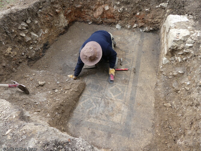 Mosaïque de la villa gallo-romaine, découverte lors d'un sondage du corps de ferme du château de Marigny à Fleurville (Saône-et-Loire) en 2021, en cours de dégagement.