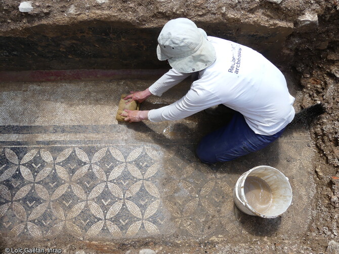 Mosaïque de la villa gallo-romaine, découverte lors d'un sondage du corps de ferme du château de Marigny à Fleurville (Saône-et-Loire) en 2021, en cours de nettoyage.