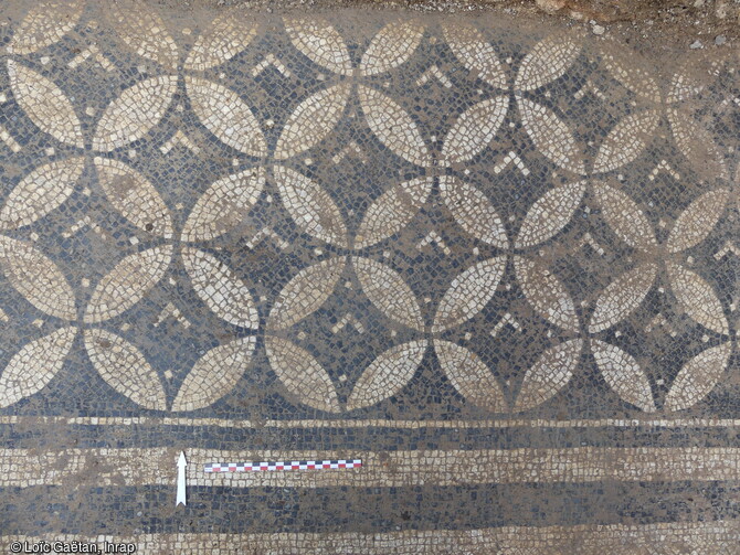 Détail du sol en opus tessellatum aux motifs de cercles sécants appartenant à un probable cubiculum, mis au jour lors d'un sondage du corps de ferme du château de Marigny à Fleurville (Saône-et-Loire) en 2021. 