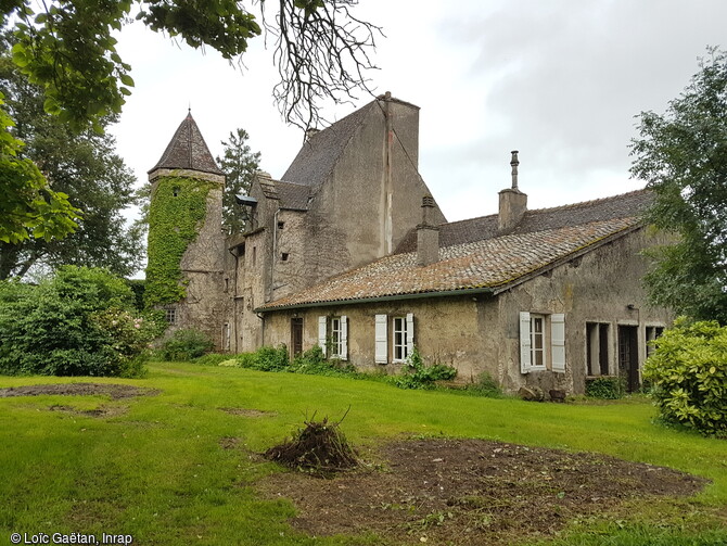 Façade sur cour de l'aile nord du château de Marigny à Fleurville (Saône-et-Loire) faisant face au corps de ferme. Sa construction date de la fin du 16e siècle par Philibert Pelez, prévôt de Vérizet.