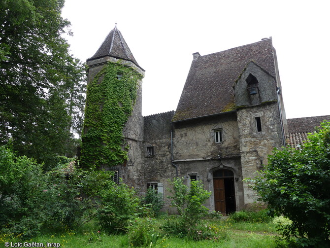 Façade sur cour de l'aile nord du château de Marigny à Fleurville (Saône-et-Loire) faisant face au corps de ferme. Sa construction date de la fin du 16e siècle par Philibert Pelez, prévôt de Vérizet.