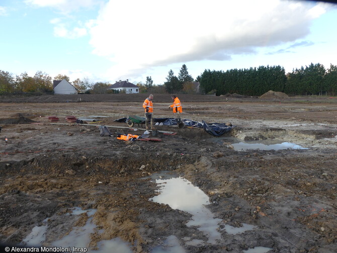 Fouille de la structure semi-excavée du Bas-Empire à Ollainville (Essonne) en 2021. Ce site est implanté sur une pente qui se caractérise par des phénomènes de colluvionnement et de ravinement sur un emplacement géologique marqué par un affleurement de bancs de meulière. Les vestiges très arasés ont été découverts à seulement 30 cm de profondeur. 