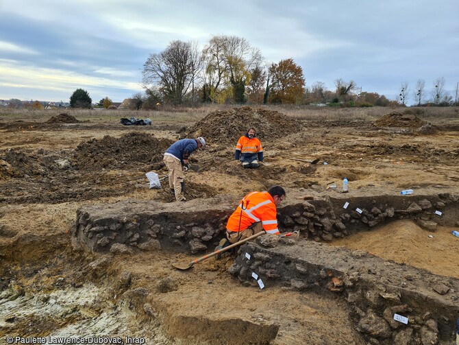 Fouille de la structure semi-excavée du Bas-Empire à Ollainville (Essonne) en 2021. Ce site est implanté sur une pente qui se caractérise par des phénomènes de colluvionnement et de ravinement sur un emplacement géologique marqué par un affleurement de bancs de meulière. Les vestiges très arasés ont été découverts à seulement 30 cm de profondeur.