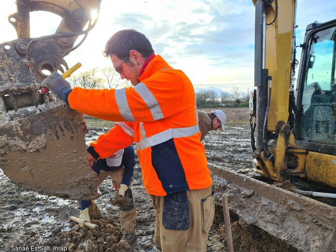 Fouille de la structure semi-excavée du Bas-Empire à Ollainville (Essonne) en 2021. Ce site est implanté sur une pente qui se caractérise par des phénomènes de colluvionnement et de ravinement sur un emplacement géologique marqué par un affleurement de bancs de meulière. Les vestiges très arasés ont été découverts à seulement 30 cm de profondeur.