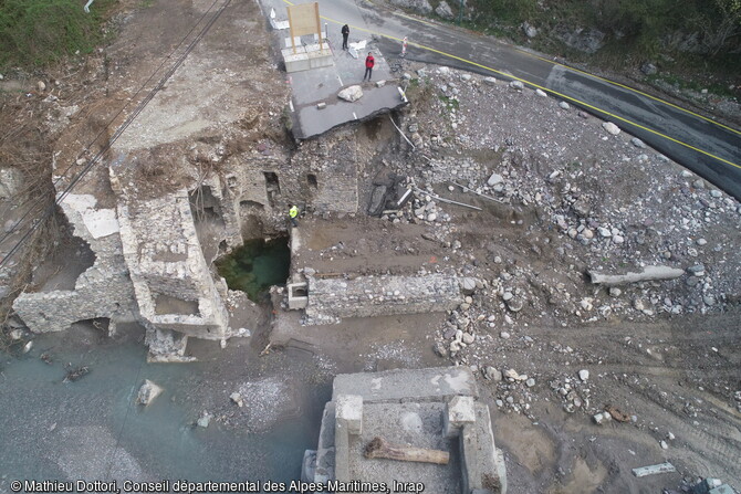 Les moulins du Cairos tels qu'ils apparaissaient après la crue de la Roya en 2020 à Saorge (Alpes-Maritimes). En emportant végétation et terrains bordiers, la crue a détruit des sites archéologiques mais également mis au jour nombre de constructions enfouies, oubliées ou méconnues ; il s'agit notamment d'installations d'exploitation de l'énergie hydraulique. 