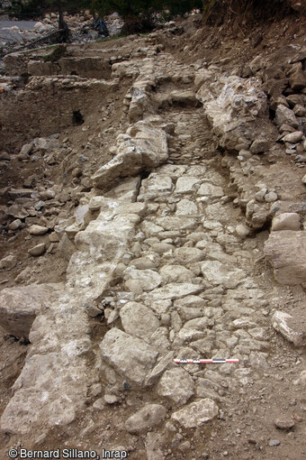 Le canal redécouvert à Saorge (Alpes-Maritimes) qui alimentait les moulins présente plusieurs états successifs. Le plus ancien a conservé des déversoirs dotés de martelières. 