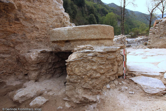 Deux meules à grain en place à Saorge (Alpes-Maritimes). Elles reposent sur un muret circulaire doté d'une ouverture permettant l'accès au mécanisme d'entrainement.  