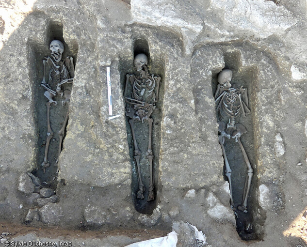Sépultures anthropomorphes avec leurs logettes céphaliques mises au jour dans le cimetière rupestre (VIIe-XIIe siècle) du quartier de Saint-Ferréol à Uzès (Gard).