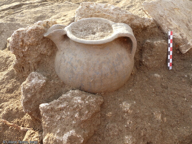 Détail d'un pot en céramique mis au jour dans le cimetière rupestre (VIIe-XIIe siècle) du quartier de Saint-Ferréol à Uzès (Gard). Ces pots étaient déposés soit en contact du défunt, soit en couverture, soit encore au-dessus, dans la fosse comblée de terre. 