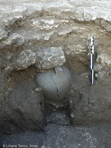 Pot en céramique mis au jour dans le cimetière rupestre (VIIe-XIIe siècle) du quartier de Saint-Ferréol à Uzès (Gard). Ces pots étaient déposés soit en contact du défunt, soit en couverture, soit encore au-dessus, dans la fosse comblée de terre. Contenant des cendres, de l'encens ou de l'eau bénite, ils recevaient une pierre en guise de bouchon afin de protéger son contenu au moment du rebouchage de la tombe. 