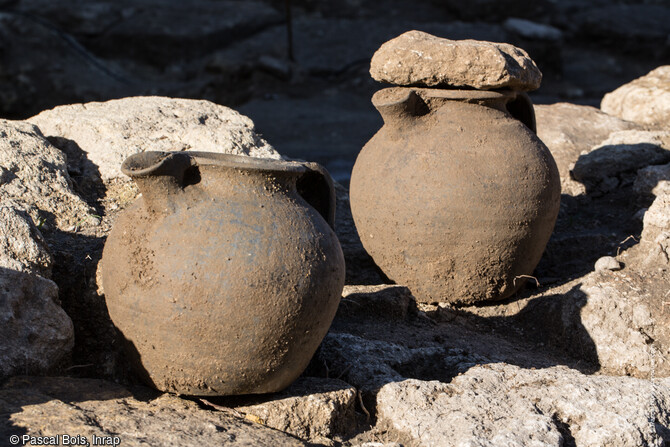 Pots en céramique mis au jour dans le cimetière rupestre (VIIe-XIIe siècle) du quartier de Saint-Ferréol à Uzès (Gard). Ces pots étaient déposés soit en contact du défunt, soit en couverture, soit encore au-dessus, dans la fosse comblée de terre. Contenant des cendres, de l'encens ou de l'eau bénite, ils recevaient une pierre en guise de bouchon afin de protéger le contenu au moment du rebouchage de la tombe. 