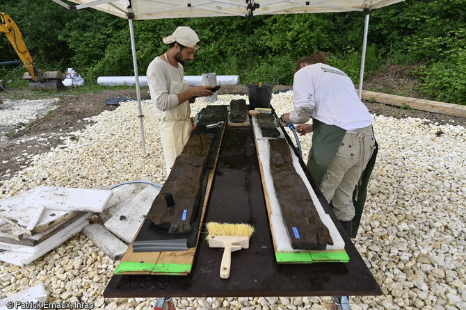 Lavage de pièces de bois du plancher de l'épave du bateau du haut Moyen Âge (VIIe-VIIIe siècles) découverte à Villenave-d'Ornon (Gironde) en 2022. La présence d'un plancher indique que cette embarcation pouvait transporter des marchandises en vrac.