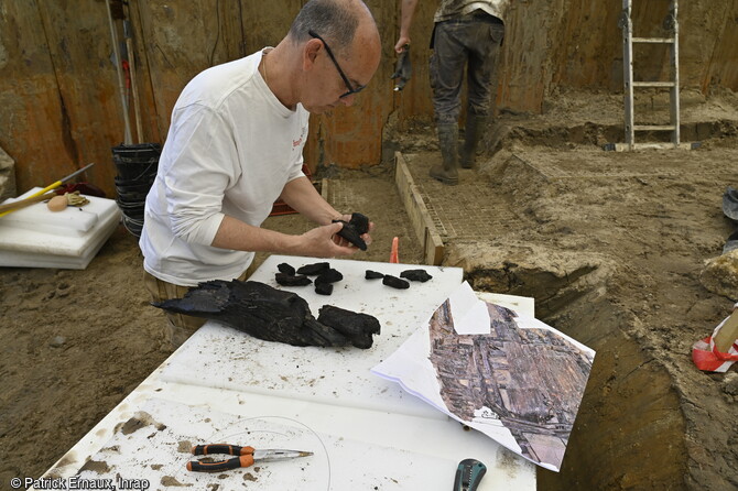 Remontage de fragments de l'épave du bateau du haut Moyen Âge (VIIe-VIIIe siècles) découverte à Villenave-d'Ornon (Gironde) en 2022. 